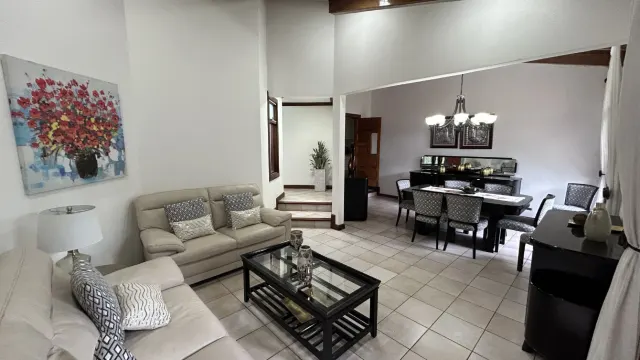 Casa en Venta en Rohrmoser, Pavas – Amplios Espacios y Terraza Privada