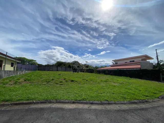 Lote en Condominio Privado en La Garita: Listo para Construir