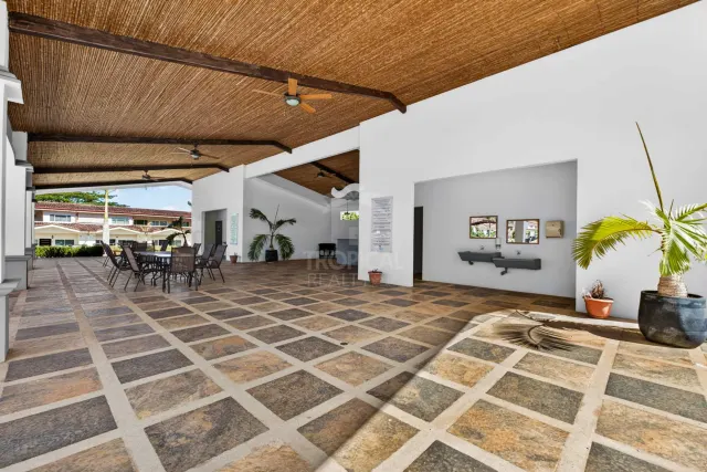 Townhome de Lujo en Venta en Rancho Villa Real | Amueblado, Esquinero y a Minutos de Tamarindo