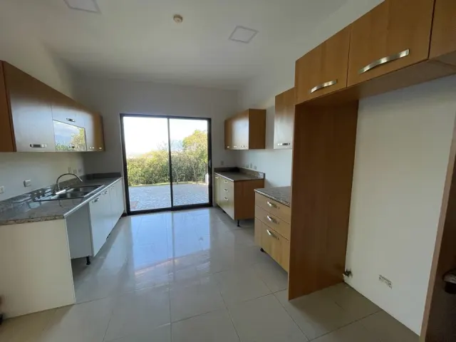 Casa moderna en condominio Ciudad Colon con vistas
