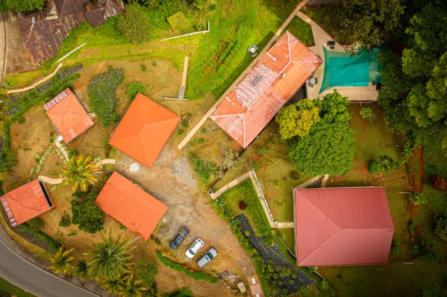 Hotel Boutique con Vista al Océano en Dominical – 13 Unidades en 1 Hectárea