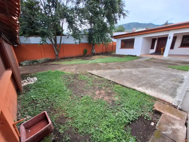 Amplia Casa en Alquiler con Uso Residencial o Profesional en San Rafael de Santa Ana