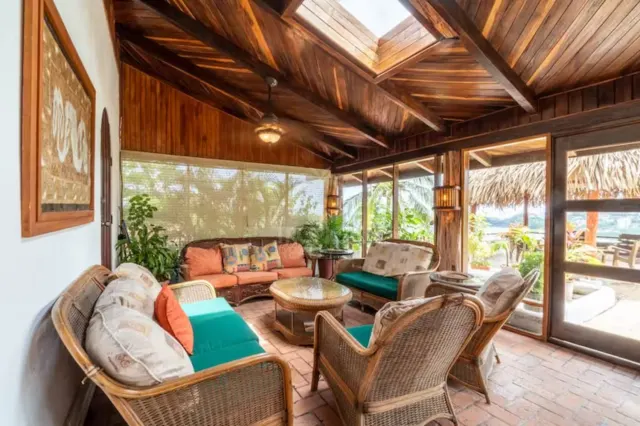 Villa Exclusiva de 2 Habitaciones con Vistas Panorámicas al Océano en la Cima del Acantilado.