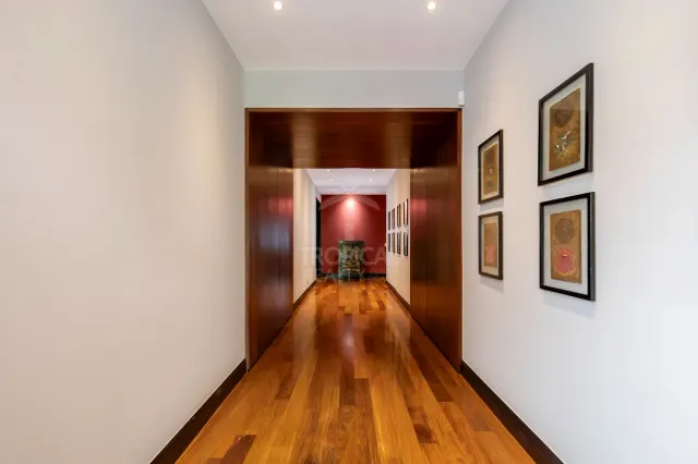 La Hacienda Cosmopolitan Chic – Exclusiva Residencia de Lujo de Una Planta en Santa Ana
