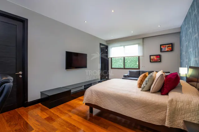 La Hacienda Cosmopolitan Chic – Exclusiva Residencia de Lujo de Una Planta en Santa Ana
