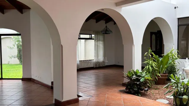 Casa de Lujo en Los Laureles, Escazú