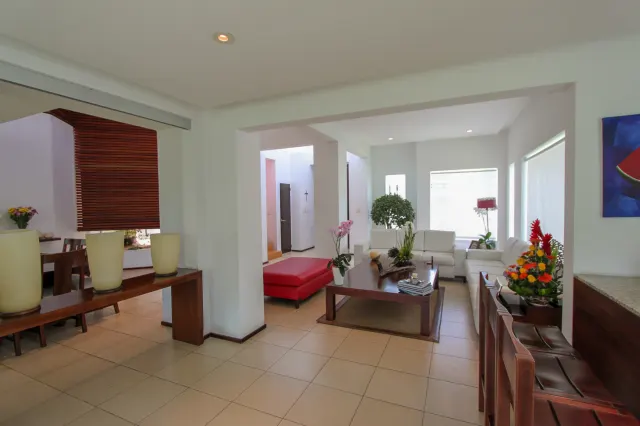 Refugio Moderno en Campo de Golf: Espectacular Casa en Valle del Sol, Santa Ana