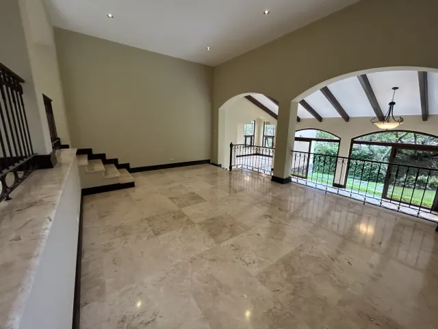 Se vende amplia casa en Condominio Villa Real