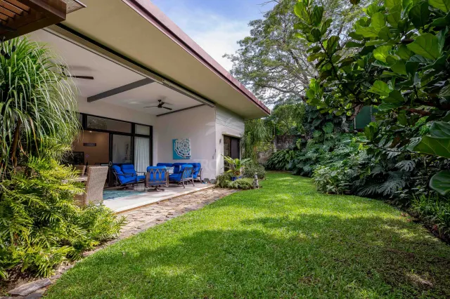 Casa Bougainvillea – Residencia de Lujo de Una Planta en Santa Ana con Amplio Jardín Privado