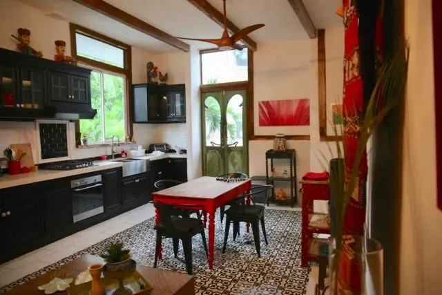 Casa y apartamentos frente a la playa en venta en Tivives