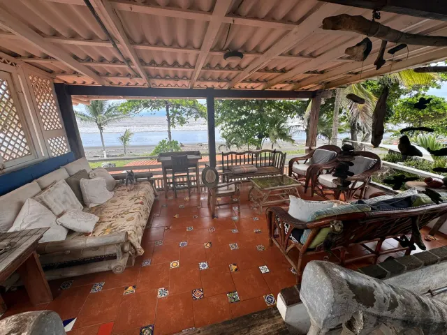 Casa y apartamentos frente a la playa en venta en Tivives