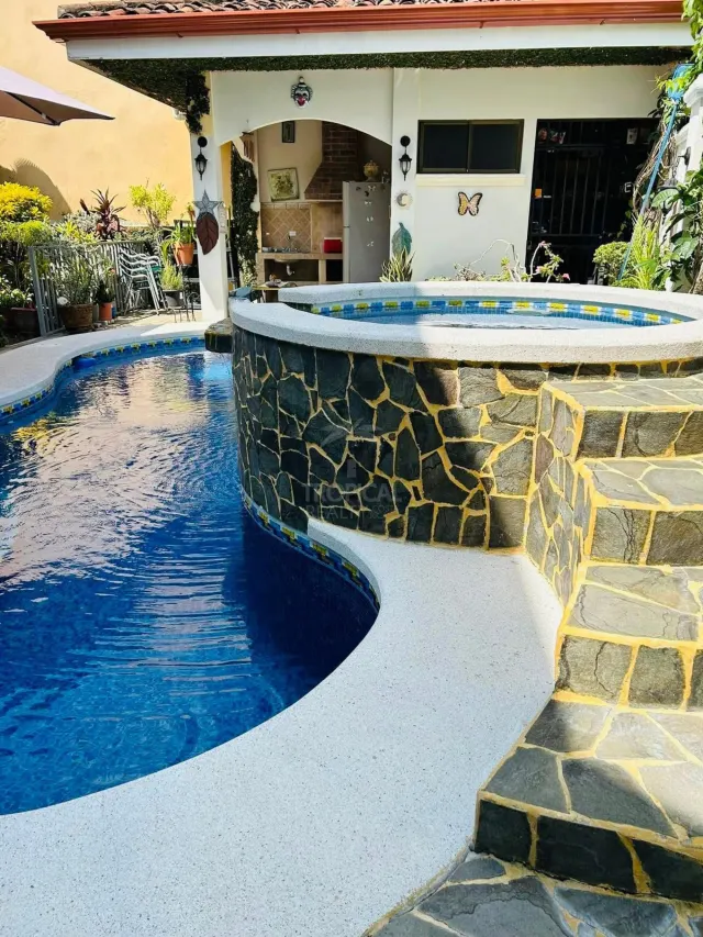 Casa en Venta en Jacó Beach con Piscina y Jacuzzi Privado