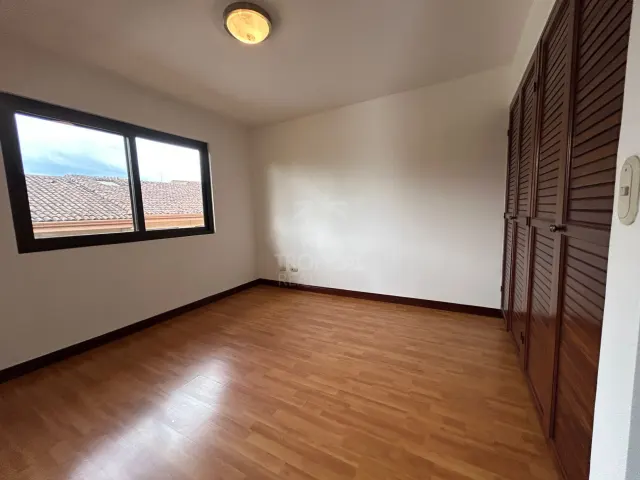 Espacioso Townhouse de 4 Habitaciones en Condominio Villas de Valencia, Escazú
