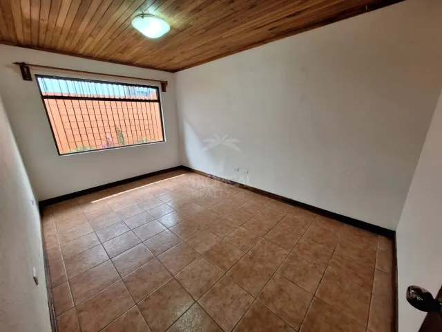 Amplia Casa en Alquiler con Uso Residencial o Profesional en San Rafael de Santa Ana
