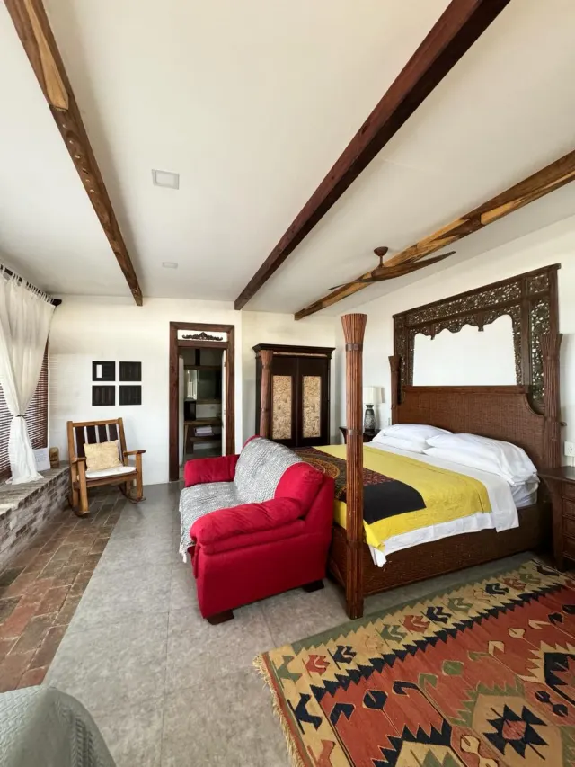 Casa y apartamentos frente a la playa en venta en Tivives