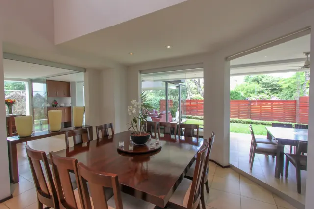 Refugio Moderno en Campo de Golf: Espectacular Casa en Valle del Sol, Santa Ana