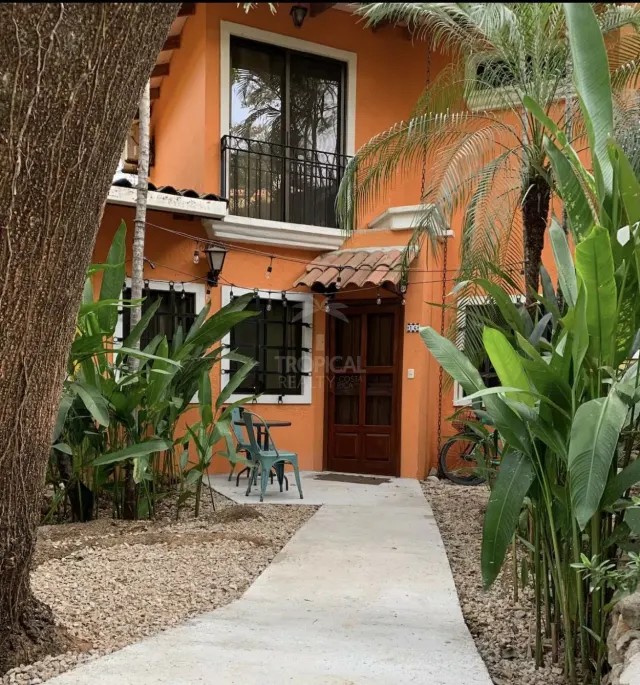 Townhome Renovado en Venta en Tamarindo – A Pasos de la Playa y con Excelente Potencial de Inversión