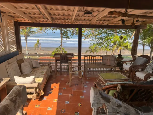 Casa y apartamentos frente a la playa en venta en Tivives