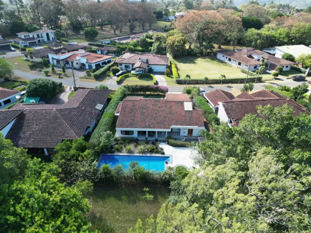 Para Venta Casa de una planta, con piscina