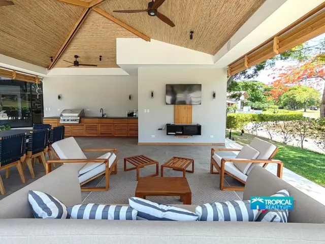 Casa de Playa de Lujo en Venta en Reserva Conchal, Guanacaste – 4 Habitaciones, Piscina, Jacuzzi y Vista al Campo de Golf