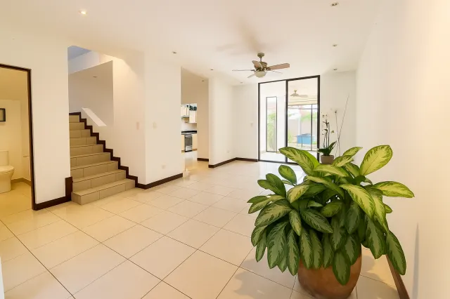 Casa Independiente en Venta en Rohrmoser con 4 Habitaciones
