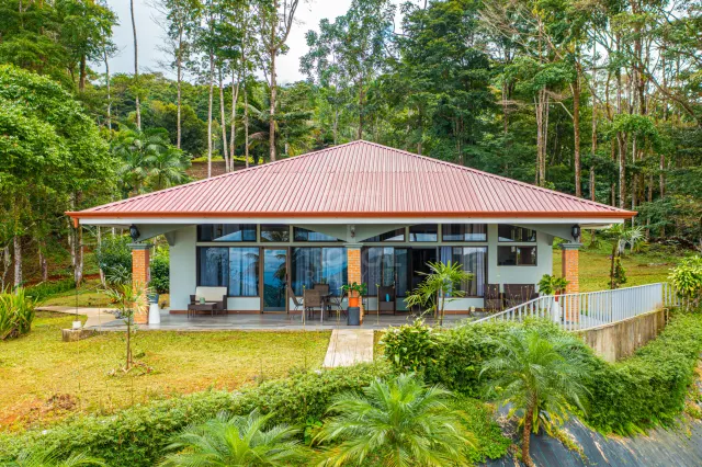 Hotel Boutique con Vista al Océano en Dominical – 13 Unidades en 1 Hectárea