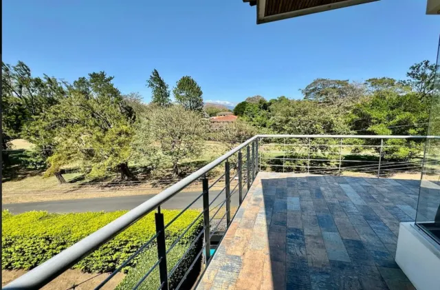 Encantadora residencia de dos pisos en Los Reyes La Guacima
