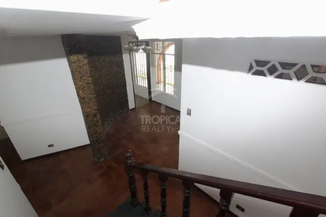Casa de Uso Mixto en Venta en Sabana Sur – Amplios Espacios y Excelente Potencial Comercial