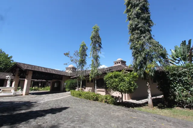 Residencia de Lujo en La Guácima con Bosque Privado y Vistas Panorámicas