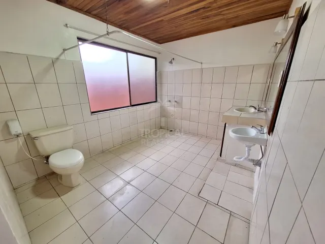Amplia Casa en Alquiler con Uso Residencial o Profesional en San Rafael de Santa Ana