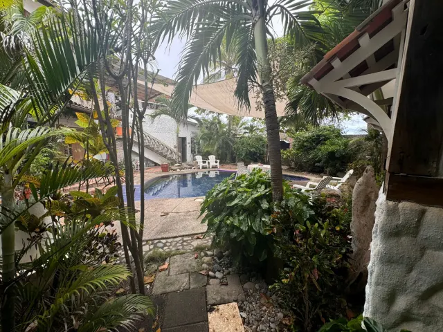 Casa y apartamentos frente a la playa en venta en Tivives