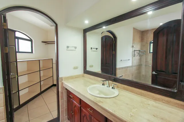 Casa en alquiler o venta en lujoso condominio Bosques de Lindora ALQUILADA