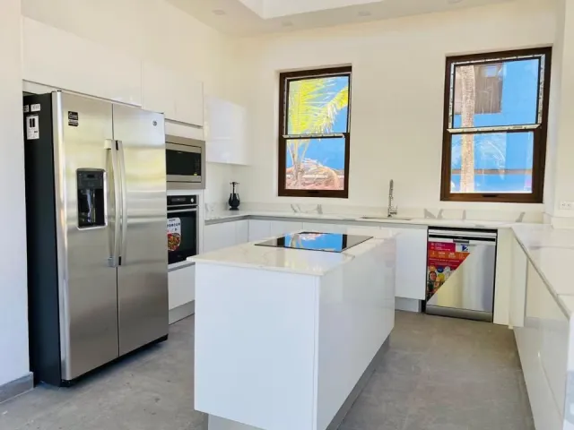 Casa Frente al Mar con Piscina en Playa Tivives – 4 Habitaciones + 2 Apartamentos | $595,000