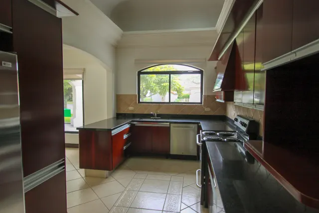 Casa en alquiler o venta en lujoso condominio Bosques de Lindora ALQUILADA
