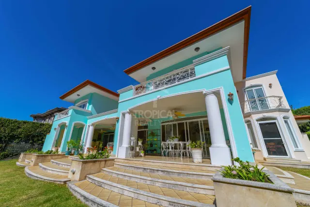Lujosa Residencia Frente al Campo de Golf en Venta en Valle del Sol, Santa Ana