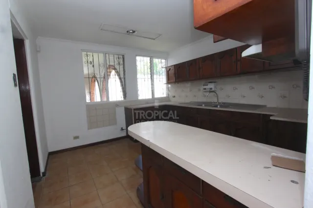 Casa de Uso Mixto en Venta en Sabana Sur – Amplios Espacios y Excelente Potencial Comercial