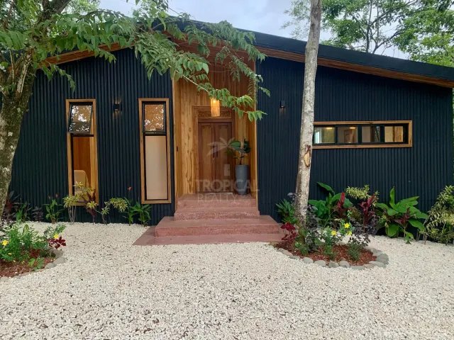 Casa Moderna con Amplio Lote y Vista a la Selva – Santiago de Playa Hermosa, Santa Teresa | $595,000 USD