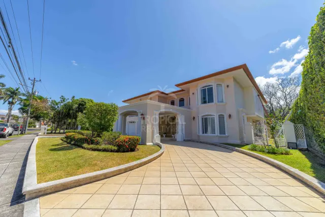 Lujosa Residencia Frente al Campo de Golf en Venta en Valle del Sol, Santa Ana