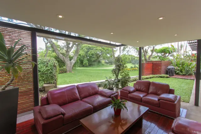 Refugio Moderno en Campo de Golf: Espectacular Casa en Valle del Sol, Santa Ana