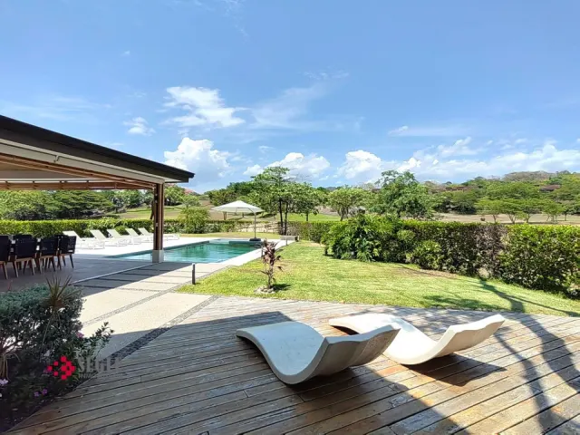 Casa de Playa de Lujo en Venta en Reserva Conchal, Guanacaste – 4 Habitaciones, Piscina, Jacuzzi y Vista al Campo de Golf