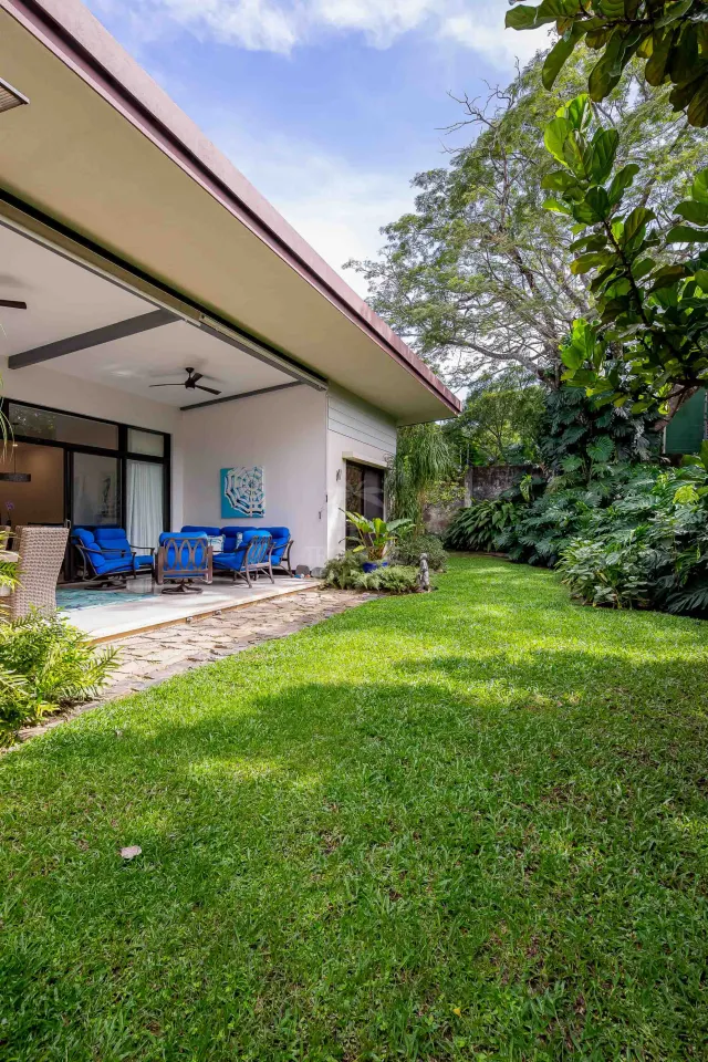 Casa Bougainvillea – Residencia de Lujo de Una Planta en Santa Ana con Amplio Jardín Privado