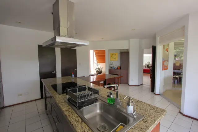 Refugio Moderno en Campo de Golf: Espectacular Casa en Valle del Sol, Santa Ana