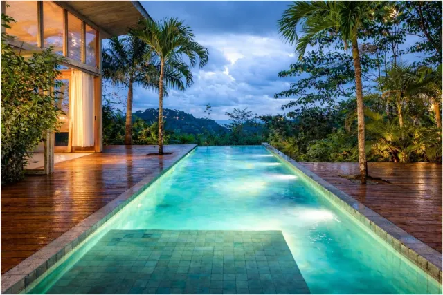 Villa de Lujo con Vista al Océano en Santa Teresa – Privacidad, Naturaleza y Potencial de Inversión