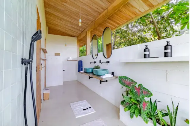 Villa de Lujo con Vista al Océano en Santa Teresa – Privacidad, Naturaleza y Potencial de Inversión