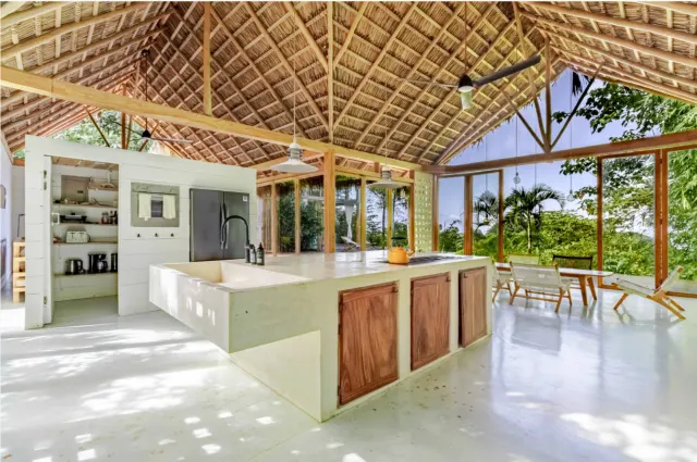 Villa de Lujo con Vista al Océano en Santa Teresa – Privacidad, Naturaleza y Potencial de Inversión