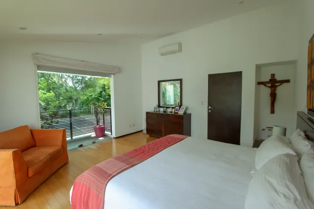 Refugio Moderno en Campo de Golf: Espectacular Casa en Valle del Sol, Santa Ana