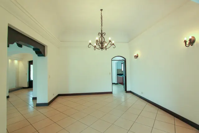 Casa en alquiler o venta en lujoso condominio Bosques de Lindora ALQUILADA