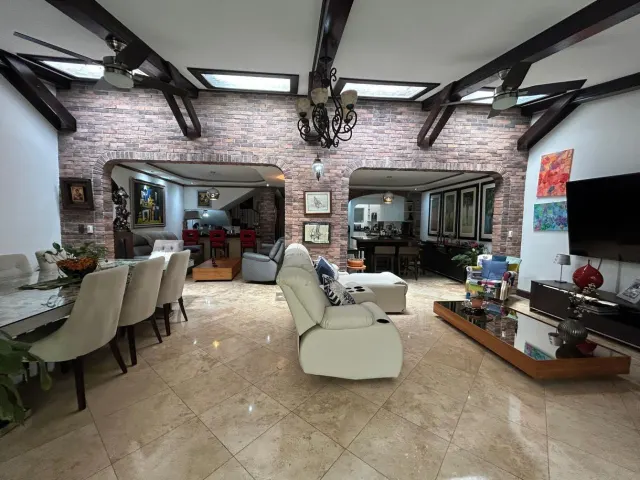 Residencia de Lujo en Guachipelín: Espacio, Elegancia y Exclusividad