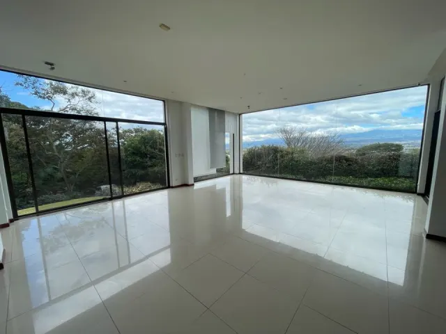 Casa moderna en condominio Ciudad Colon con vistas