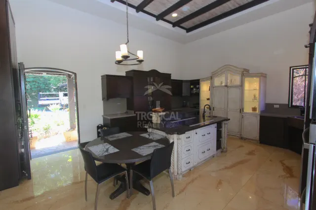 Residencia de Lujo en La Guácima con Bosque Privado y Vistas Panorámicas